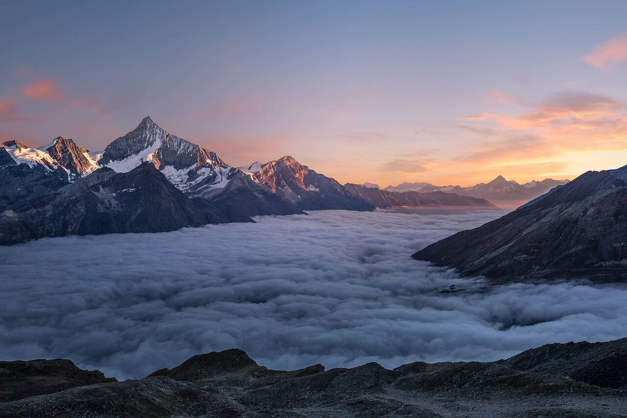 Schweizer Alpen über dem Nebelmeer bei Sonnenaufgang