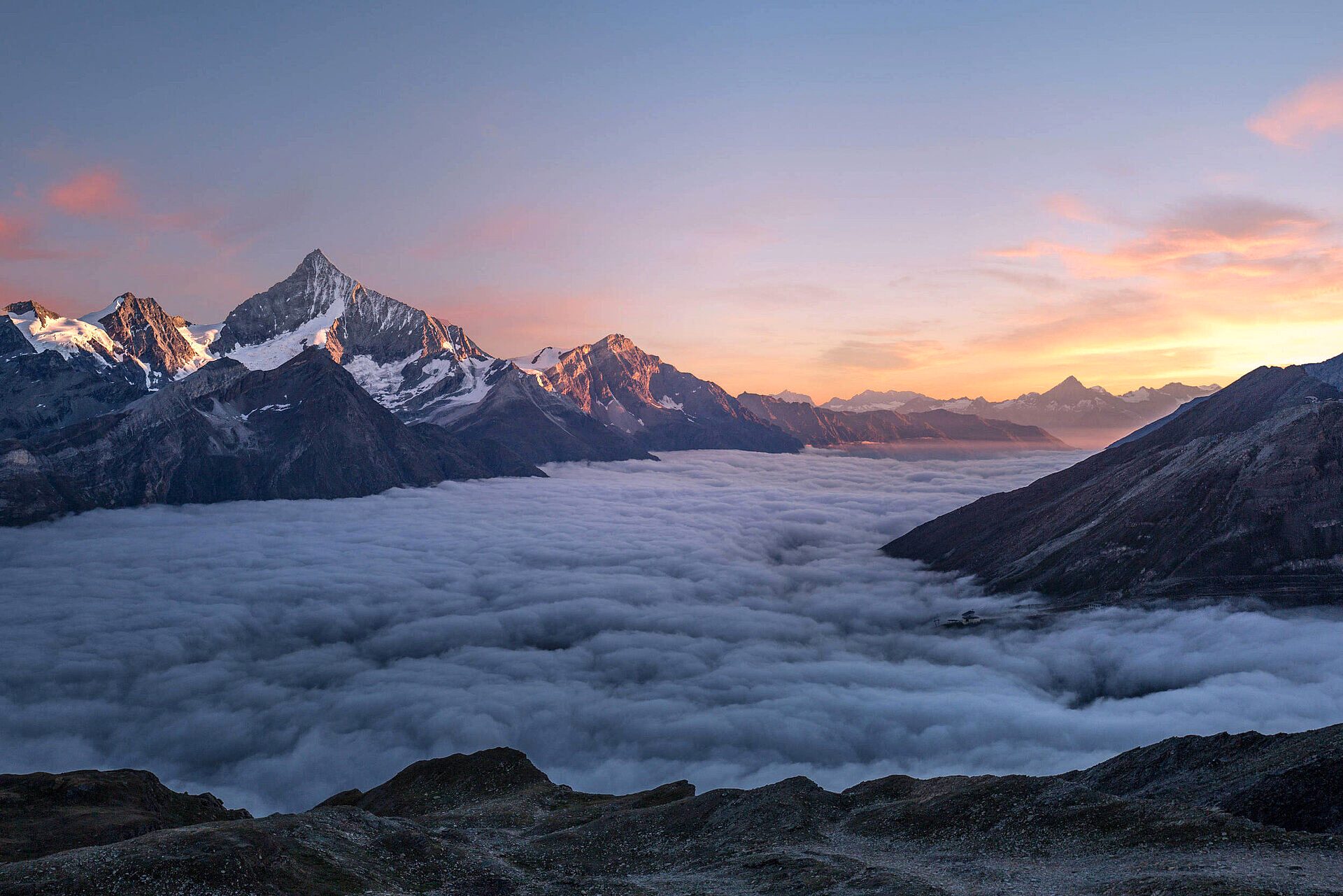 Schweizer Alpen über dem Nebelmeer bei Sonnenaufgang